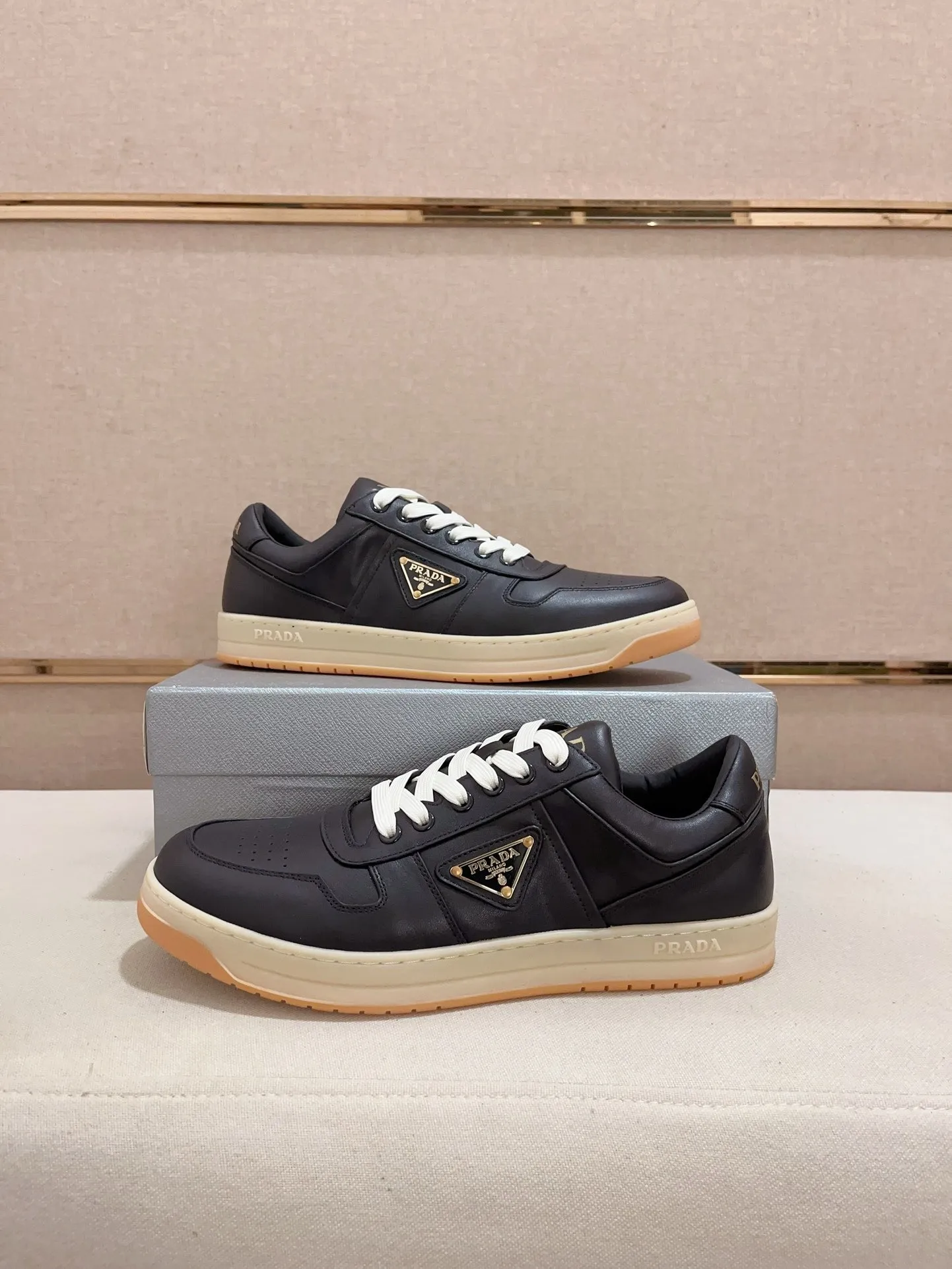 Factory price 540💰 ✔️✔️✔️High version High-quality new PRADA counters are available simultaneously, new men's shoes, 😘Material: Made of patent cowhide with breathable mesh. Inside: cowhide with breathable mesh 👍🏿 high-end ☄️ open-molded non-slip rubber outsole, exquisite lines, simple and elegant, comfortable and high-end for leisure travel. Code number: 38 to 44 (45 can be customized and 46 cannot be returned or exchanged)